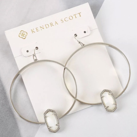 KENDRA SCOTT • White Pearl Elora Hoop Earrings - Picture 7 of 8